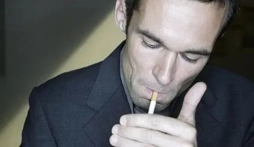 心理学家：男人吸烟的姿势，会暴露他的性格特征！-1
