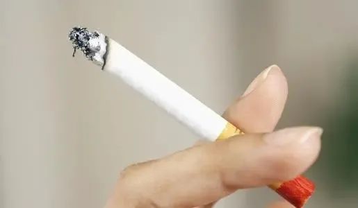心理学家：男人吸烟的姿势，会暴露他的性格特征！-2